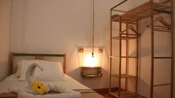 Cortinas blackout, wifi gratis y ropa de cama