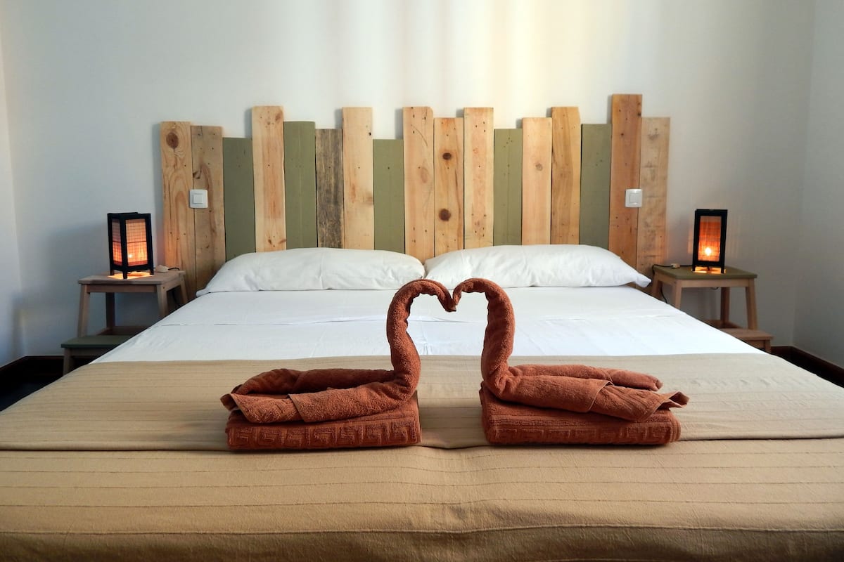 Twin kamer, gemeenschappelijke badkamer | Verduisterende gordijnen, gratis wifi, beddengoed