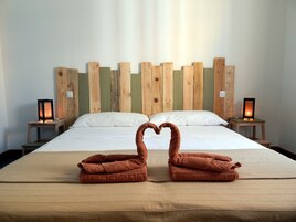 Habitación con 2 camas individuales, baño compartido | Cortinas opacas, wifi gratis, ropa de cama