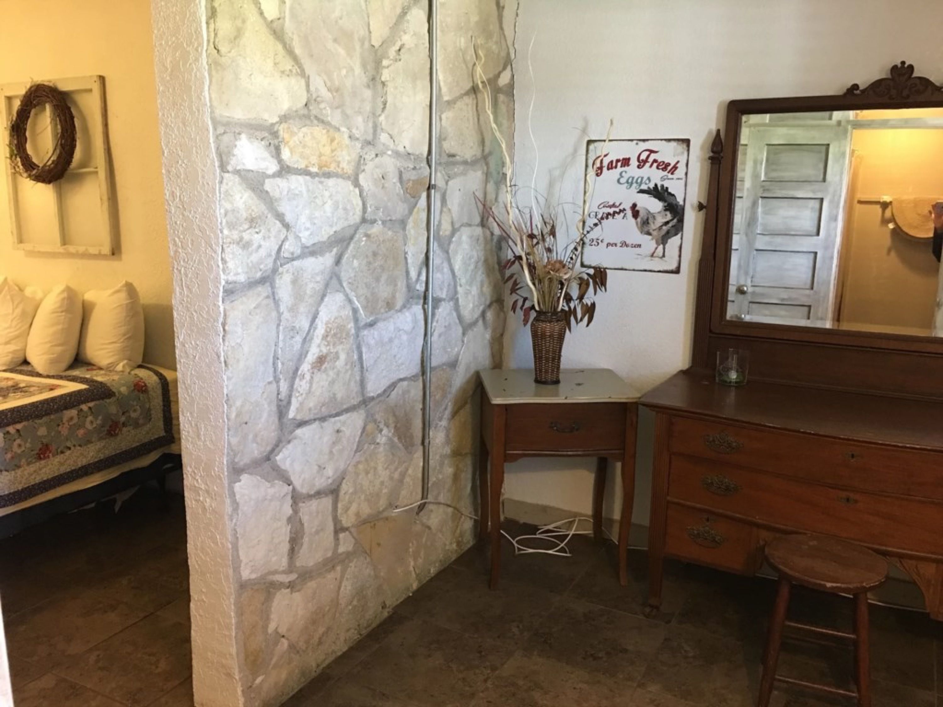 room, 1 queen bed | room amenity