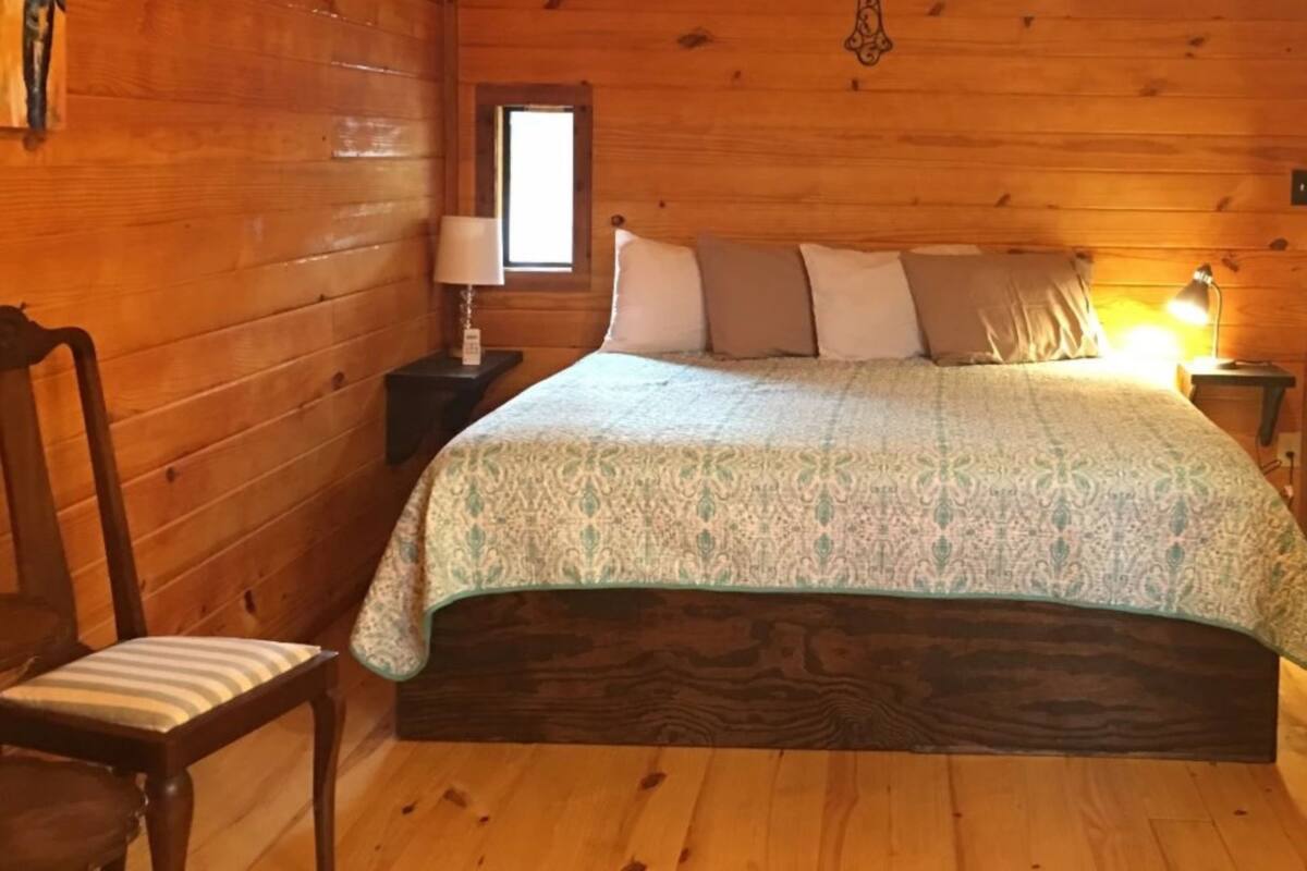 Studio, 1 King Bed | Individually decorated, individually furnished, free WiFi, bed sheets