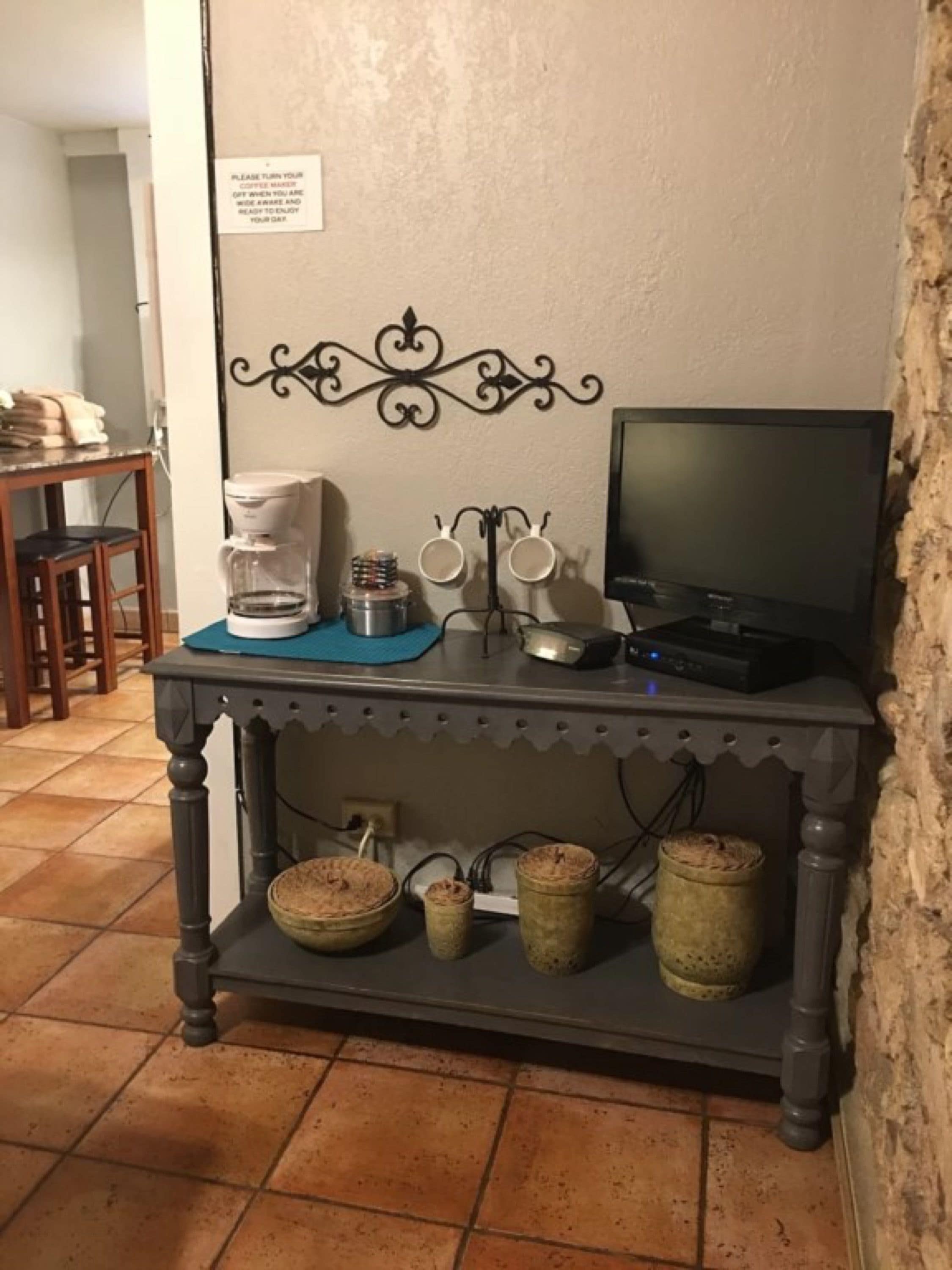 Room, 1 King Bed | Coffee and/or coffee maker