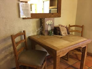 In-room dining - The Leakey Inn by CMD (Leakey)