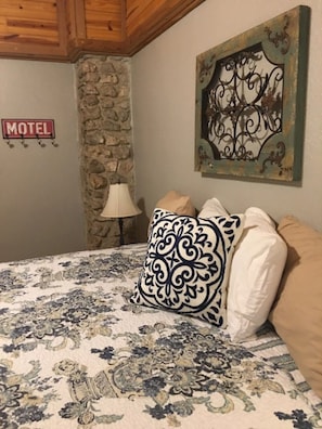 Individually decorated, individually furnished, free WiFi, bed sheets - The Leakey Inn by CMD (Leakey)
