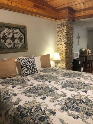 Habitación, 1 cama King size | Decoración personalizada, muebles diferentes y wifi gratis 