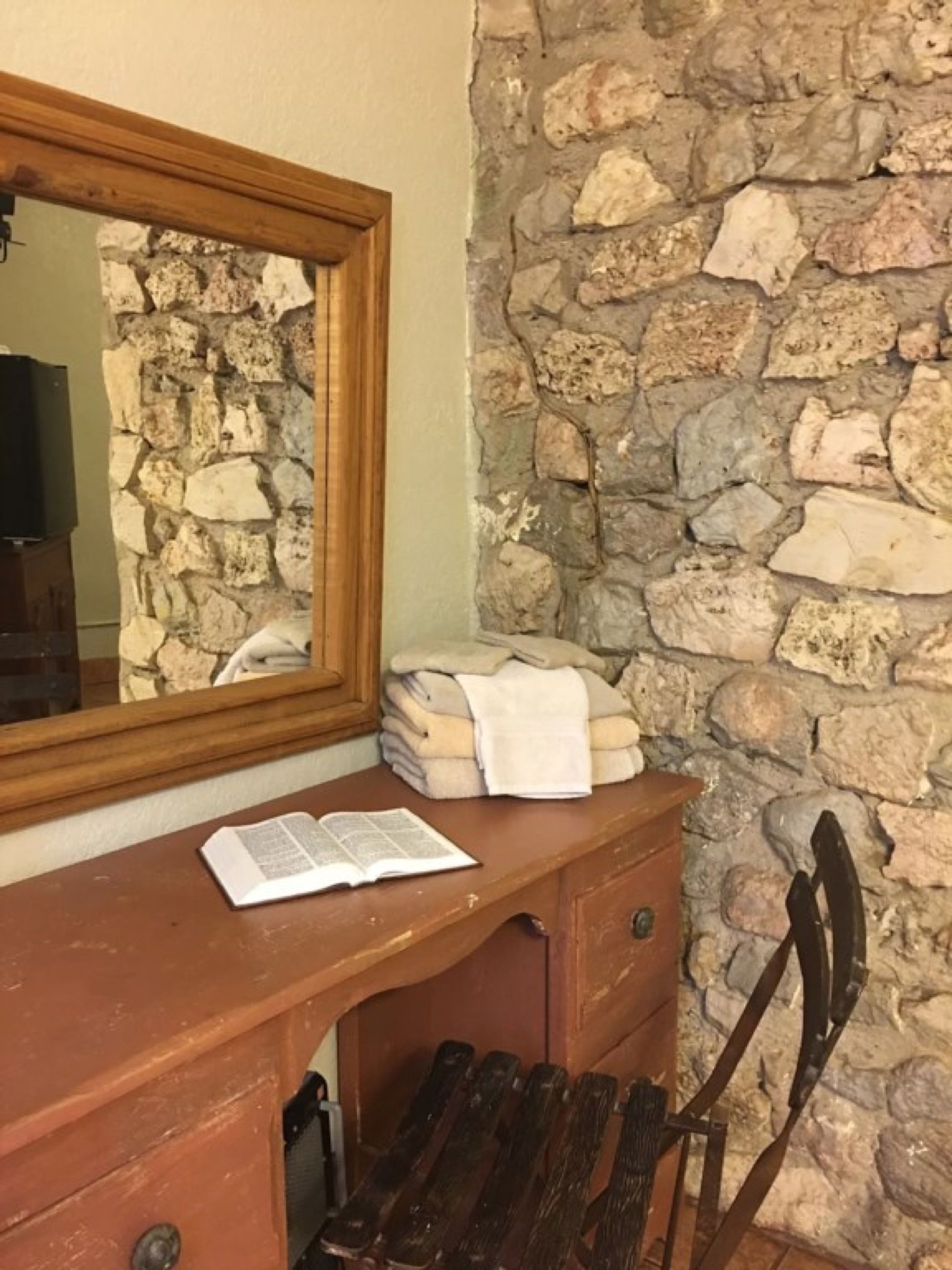 room, 1 queen bed | room amenity