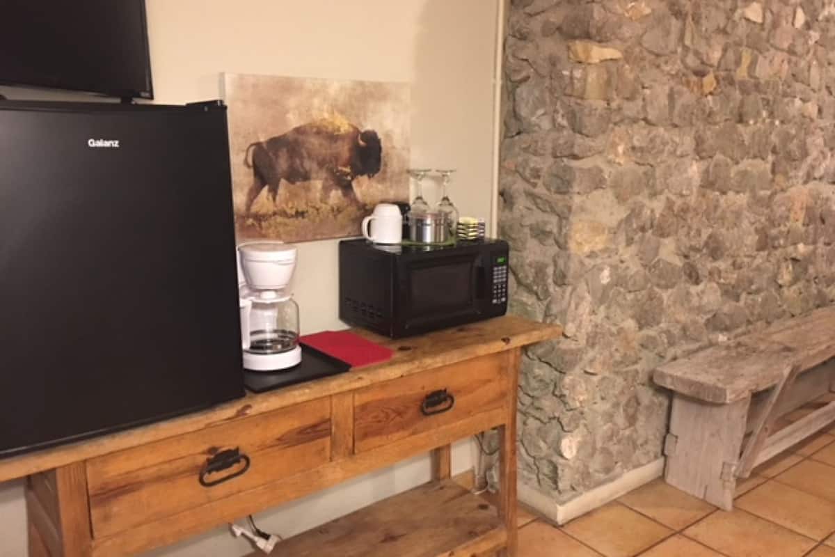 room, 1 queen bed | coffee and/or coffee maker