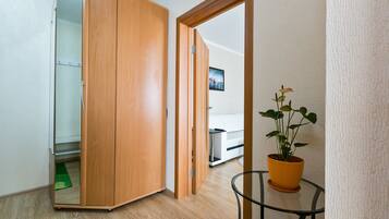 Standard-Apartment | Bügeleisen/Bügelbrett, Zustellbetten, kostenloses WLAN