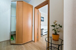 Standard-Apartment | Bügeleisen/Bügelbrett, Zustellbetten, kostenloses WLAN