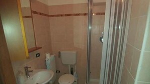 A bathroom with a sink, toilet, and shower. - B&B Iafrate Daniele (Priverno)