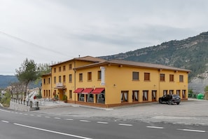 Vista frontal de la propiedad
