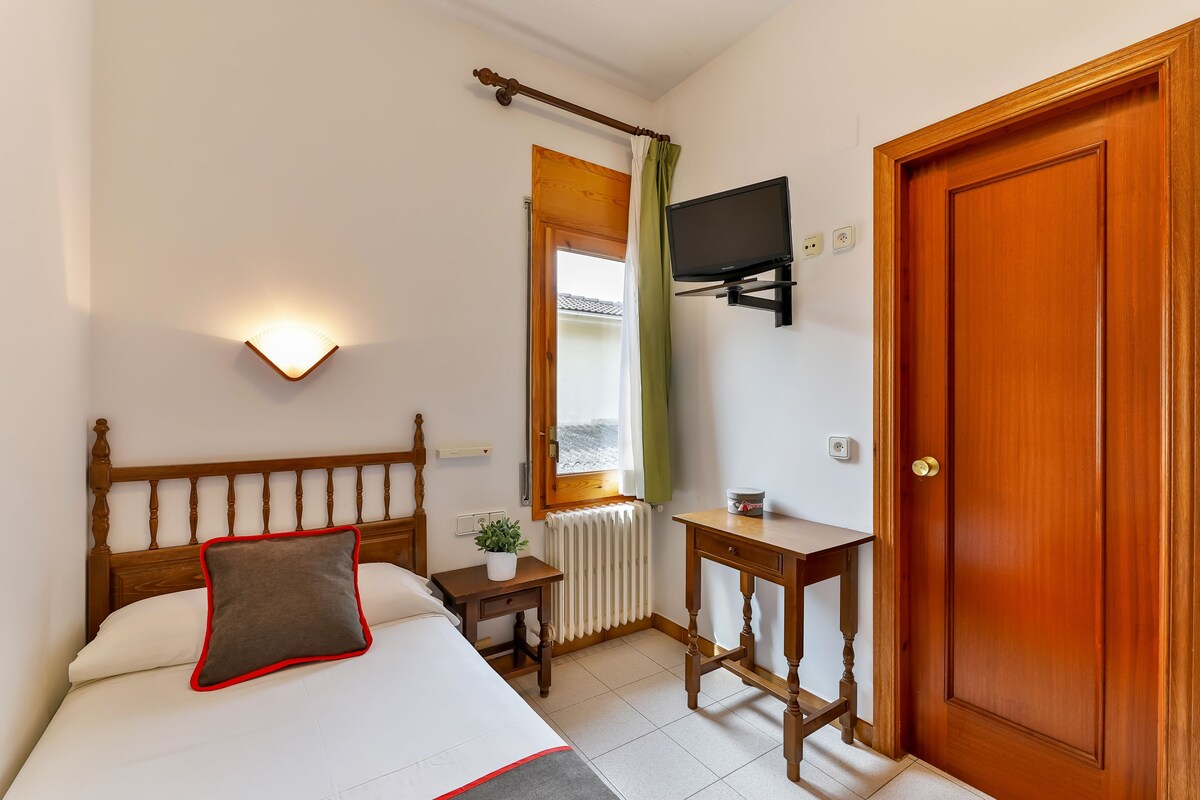 Single Room | Desk, laptop workspace, iron/ironing board, rollaway beds