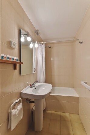 Habitación cuádruple | Baño | Amenidades de baño gratuitas y toallas