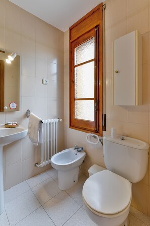 Bathroom - Hotel Del Esera (Santa Liestra y San Quilez)