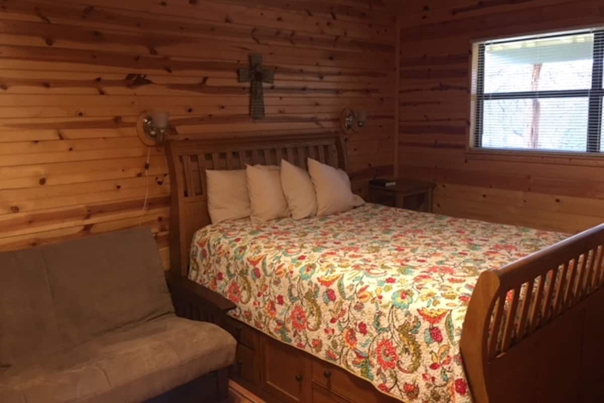 Cabaña, 2 habitaciones | Decoración personalizada, muebles diferentes, escritorio y wifi gratis