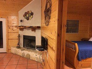 Televisión de pantalla plana y chimenea