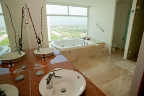 Ático de lujo, 5 habitaciones, accesible para personas con discapacidad, cocina | Baño | Bañera y ducha independientes y bañera de hidromasaje