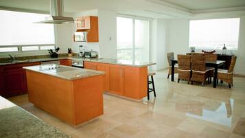 Penthouse de lujo, 5 habitaciones, con acceso para personas discapacitadas, cocina | Cocina privada | Horno, parrilla de estufa, lavavajillas y cafetera y tetera