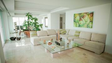 Penthouse de lujo, 5 habitaciones, con acceso para personas discapacitadas, cocina | Sala de estar | Televisión LED de 55 pulgadas con canales vía satélite y televisión
