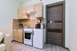 Appartement, 1 chambre | Cuisine privée | Réfrigérateur, four à micro-ondes, un four, surface de cuisson