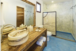 Basic Studio Suite | Bathroom | Shower, eco-friendly toiletries, hair dryer, towels - Marea La Paz (La Paz)