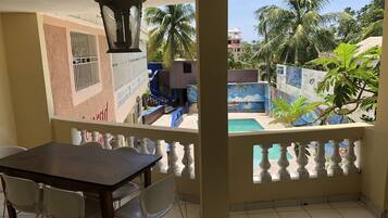 Signatur-suite - 1 kingsize-seng - terrasse - udsigt til pool | Pool | Udendørs pool