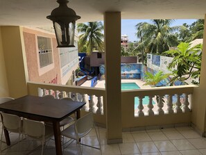 Phòng Suite có thiết kế đặc trưng, 1 giường cỡ king, hiên, quang cảnh hồ bơi | Hồ bơi | Hồ bơi ngoài trời 