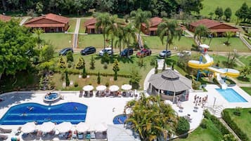 Piscina interna, piscina externa, guarda-sóis, espreguiçadeiras