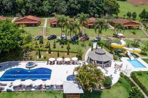 Kolam renang indoor dan kolam renang outdoor, dengan payung kolam renang