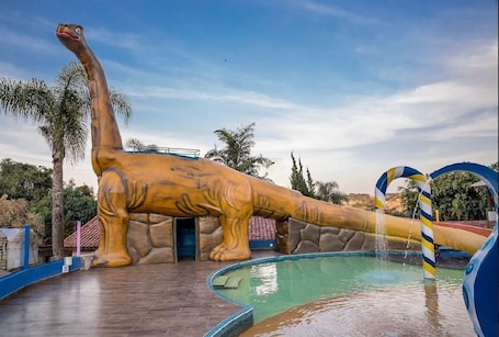 Una piscina techada, una piscina al aire libre, sombrillas. Paraty Hotel Fazenda & Spa