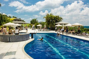 Kolam renang indoor dan kolam renang outdoor, dengan payung kolam renang