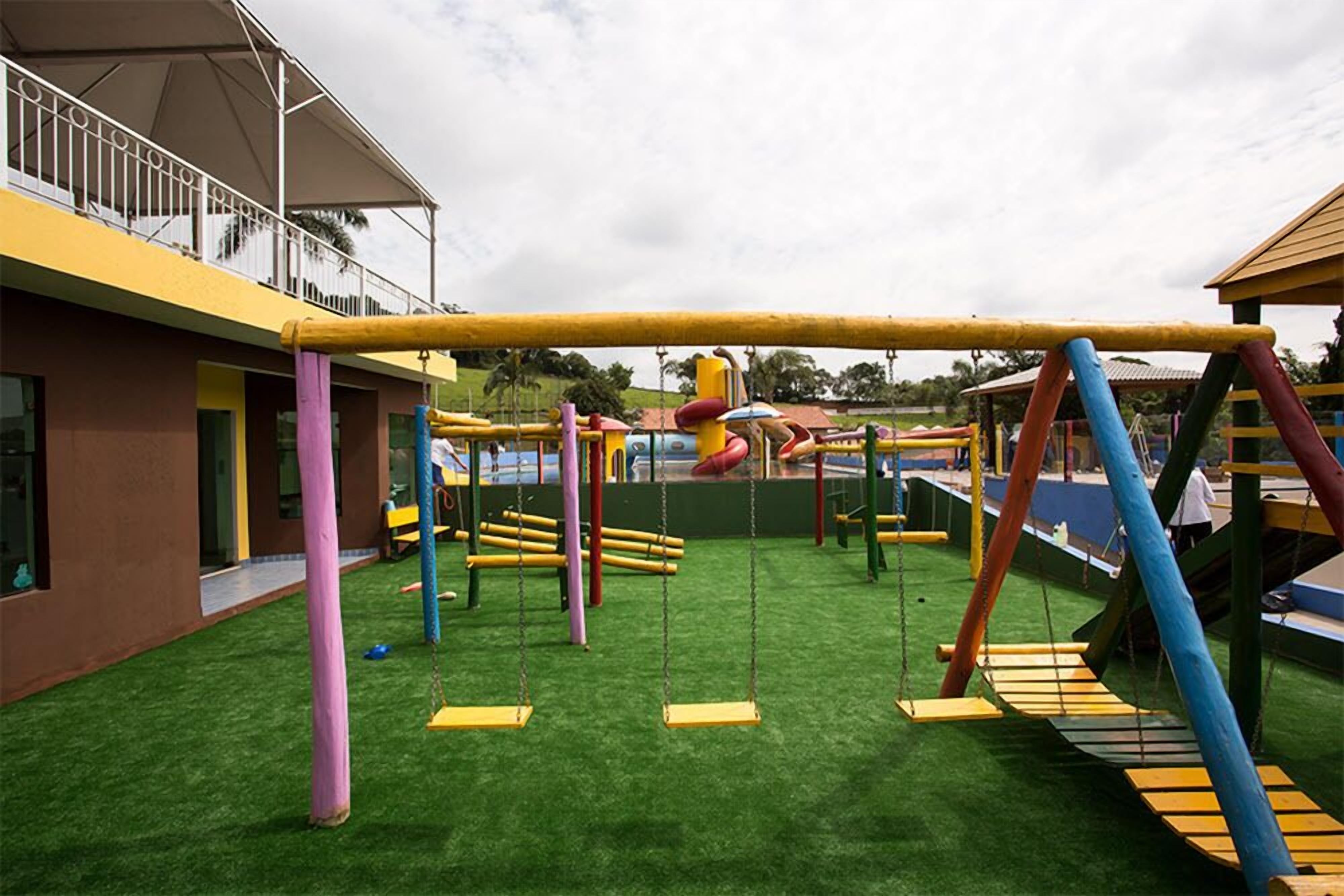 Un parque infantil con columpios, toboganes y estructuras para escalar.