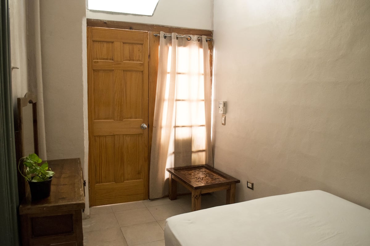 Habitación sencilla con baño y ventilador | Allergikerbettwaren, Schreibtisch, laptopgeeigneter Arbeitsplatz