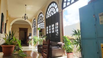 Smart TV 55-inci dengan saluran TV digital dan layanan streaming