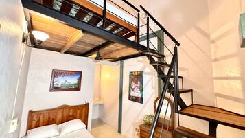 Habitación familiar (c/ baño y ventilador) | Ropa de cama hipoalergénica, decoración personalizada y escritorio