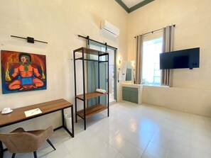 Deluxe Double Room | Peralatan tempat tidur hipoalergenik, dihias secara berasingan, meja 