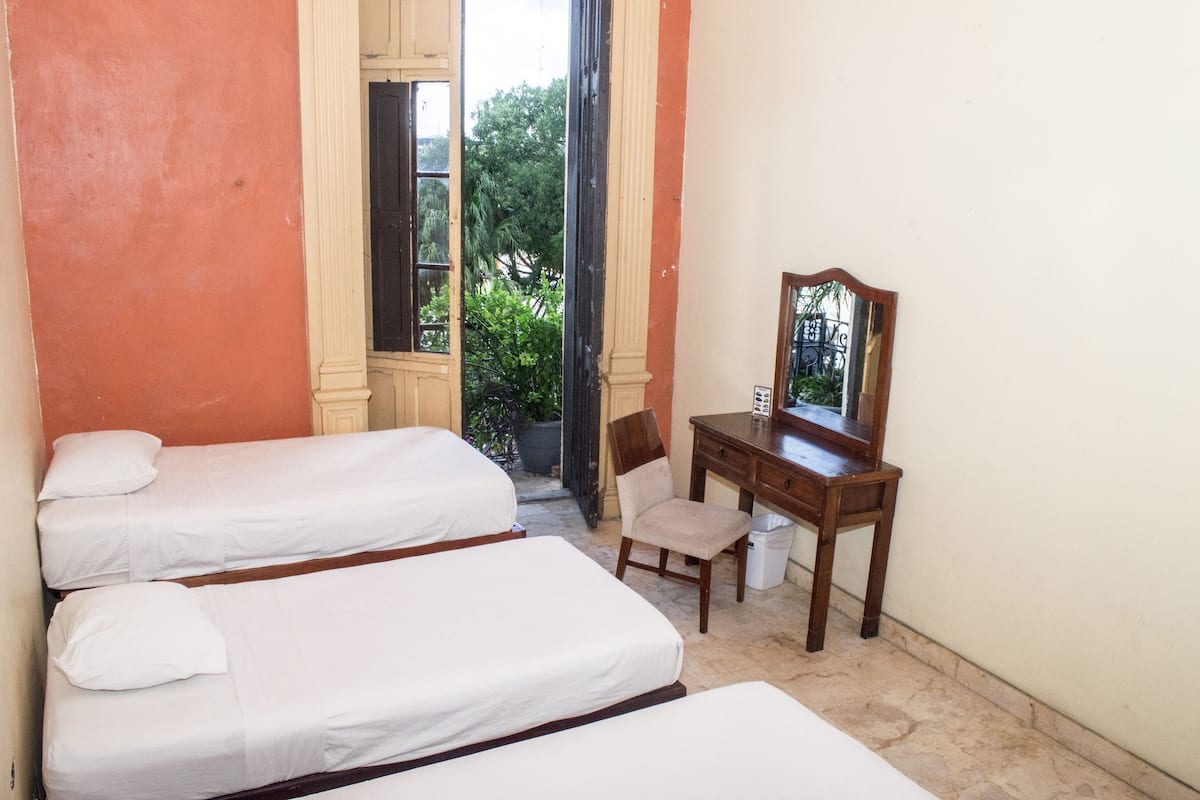 Habitacion con balcon vista a la plaza | Allergikerbettwaren, Schreibtisch, laptopgeeigneter Arbeitsplatz