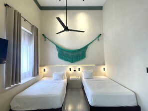 Deluxe Double Room | Peralatan tempat tidur hipoalergenik, dihias secara berasingan, meja 
