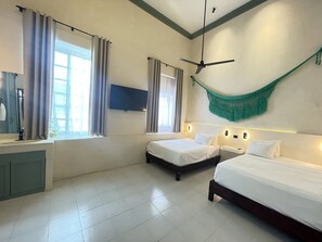 Habitación doble Deluxe | Ropa de cama hipoalergénica, decoración personalizada y escritorio 