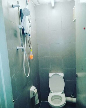 Single Room, 1 Single Bed, Non Smoking | Bathroom | Shower, free toiletries, slippers, towels