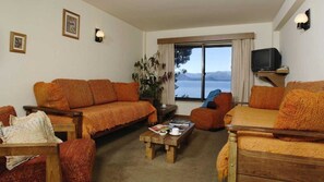 Apartment (4 People) | Living area | 32-inch LCD TV with cable channels, TV, pay movies - Apart Costa Azul (San Carlos de Bariloche)