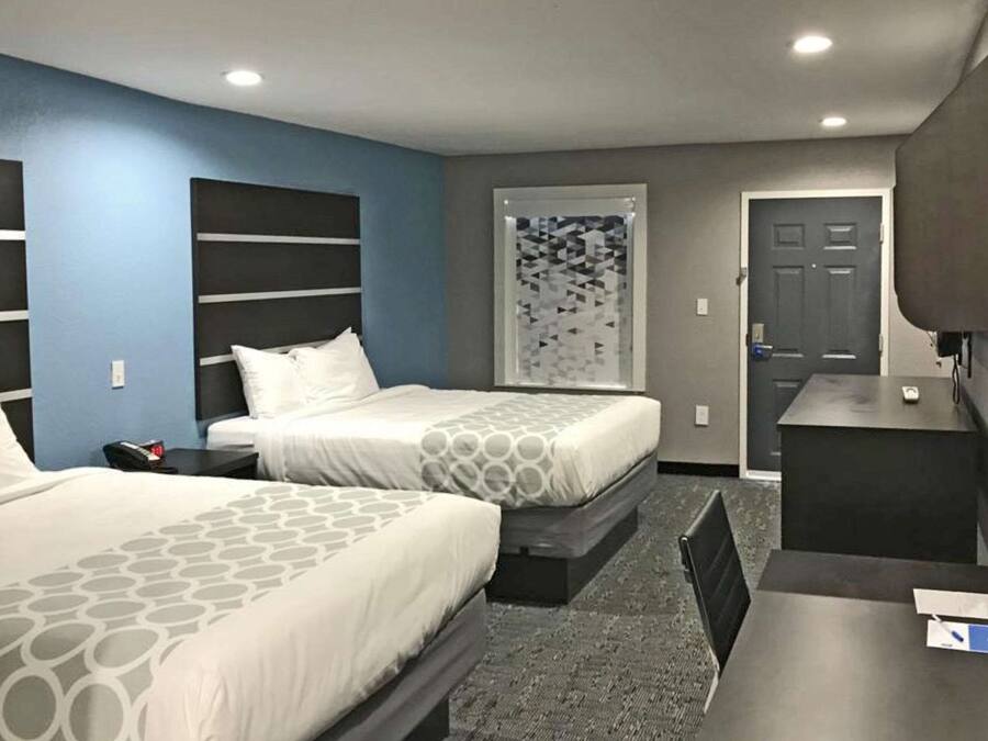 Edredons de pluma, camas com colchões pillow-top, escrivaninha