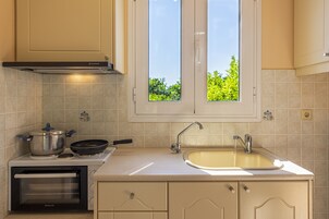 Refrigerador, placa de cocina, tetera/pava eléctrica