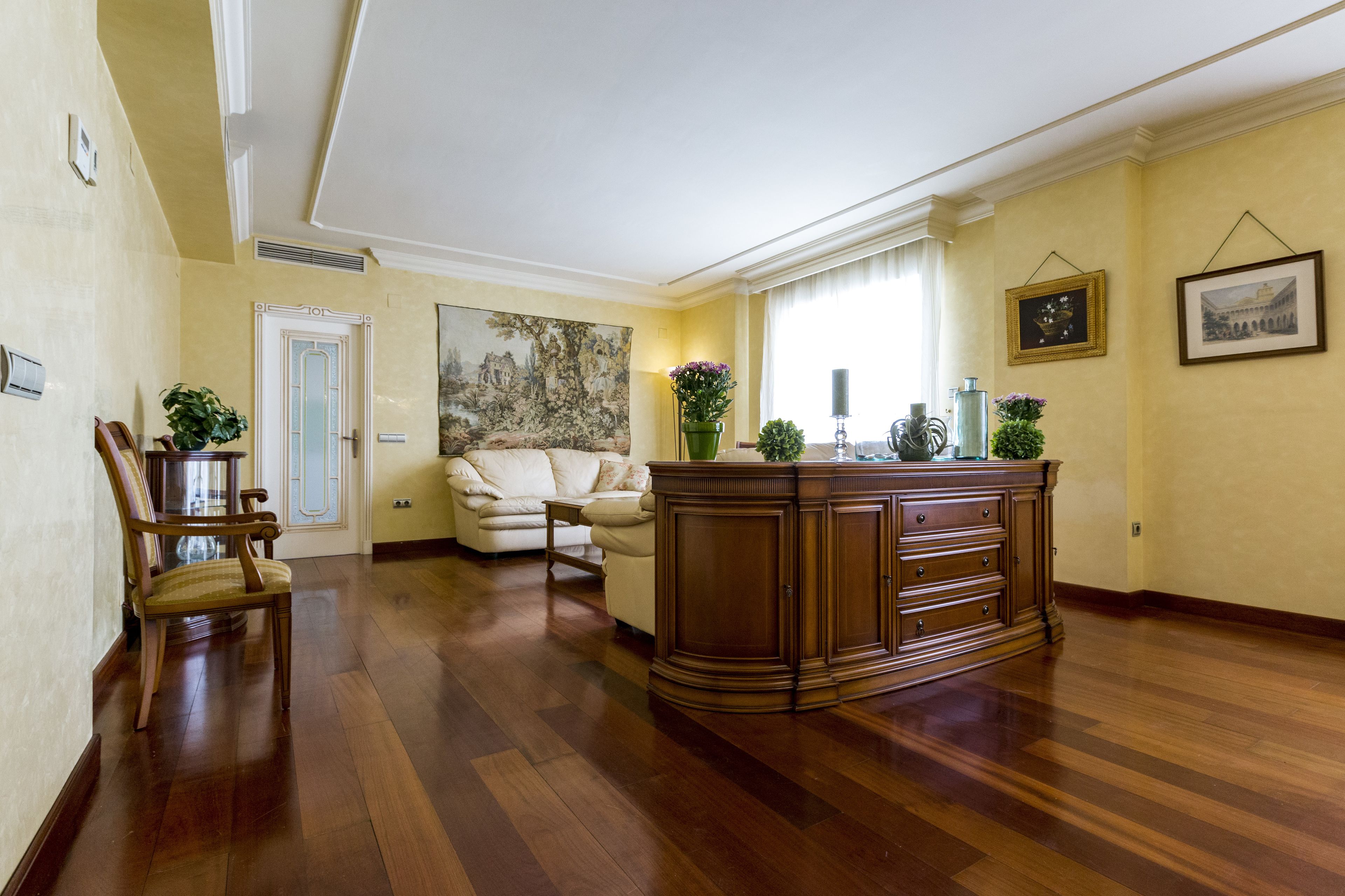 Télévision à écran plat de 50 pouces avec chaînes par satellite