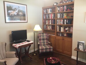 Traditional Suite, 1 Queen Bed, Non Smoking | Living room | 30-inch flat-screen TV with digital channels, TV, Netflix - Lucille's B&B (Garland)