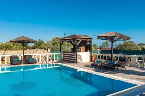 Piscine extérieure (ouverte en saison), parasols de plage
