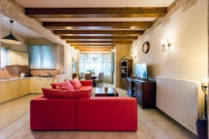 Villa Premium, 4 habitaciones, alberca privada (Tennis Court) | Sala de estar | Smart TV, chimenea y tenis de mesa 