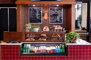 Breakfast, lunch and dinner served - Graduate by Hilton Bloomington (Bloomington)