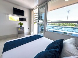 Quarto casal superior, sacada | Escrivaninha, cortinas blackout, roupa de cama