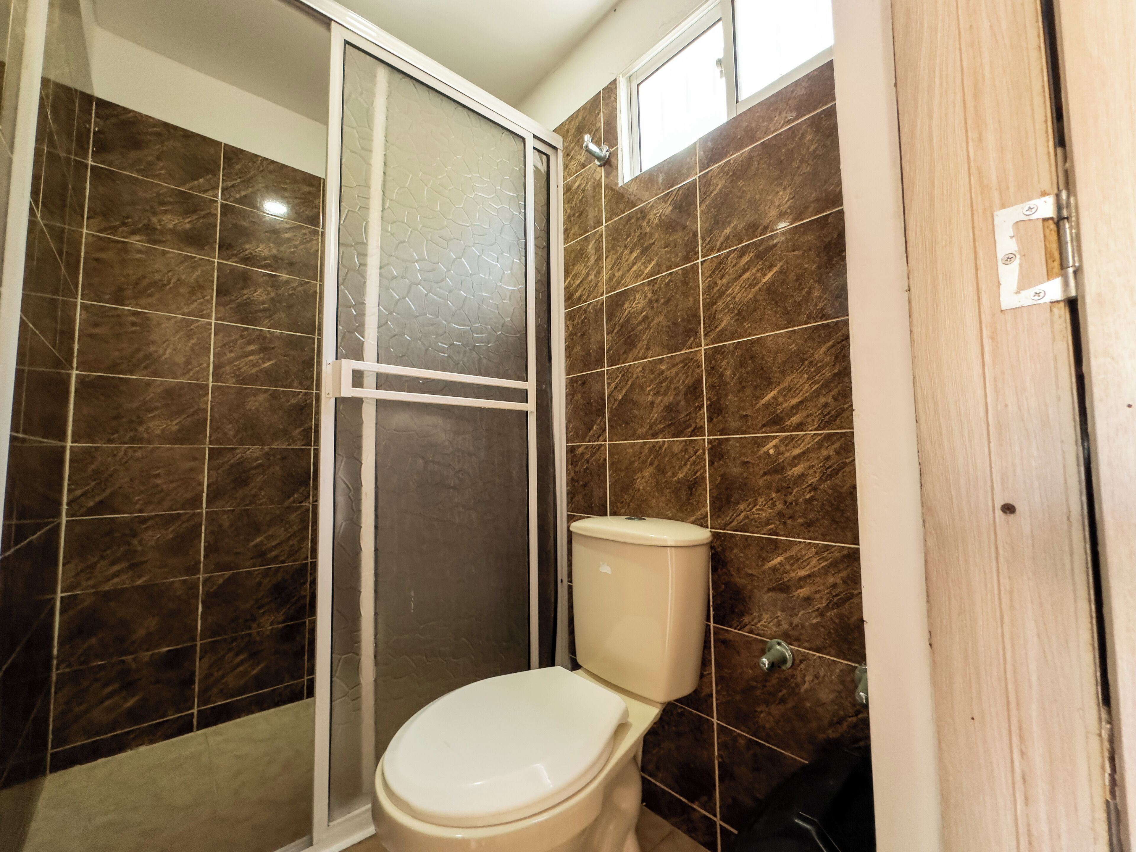 standard double room | bathroom | shower, free toiletries, towels